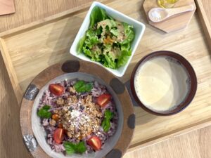 ソイミートと黒米ごはん・季節の野菜スープ・オリジナルドレッシングのサラダ